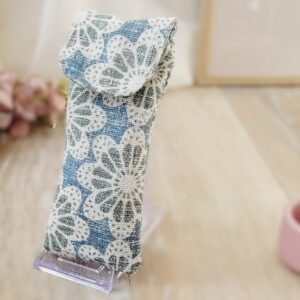 étui à lunettes motif floral bleu et écru avec bouton magnétique kit couture
